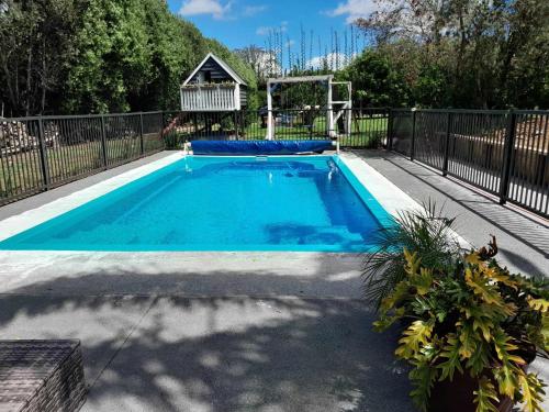 凯里凯里Kendall Cottage - Kerikeri New Zealand的庭院内带凉亭的游泳池