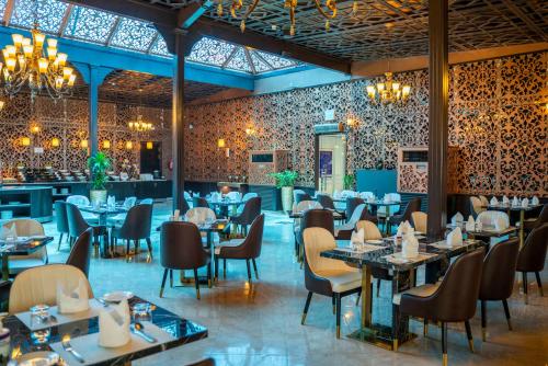 多哈多哈伊兹丹酒店的一间带桌椅的餐厅和一间酒吧