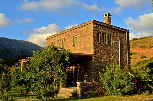AchlaOnar Andros的一座有灌木丛的小山上的古老砖砌建筑