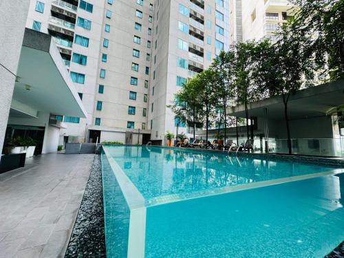 吉隆坡Summer Suites KLCC By Castle Classy的大楼中央的大型游泳池