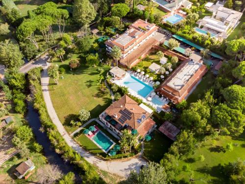 马尔米堡卡莉福尼亚花园酒店的享有大厦空中美景,设有游泳池