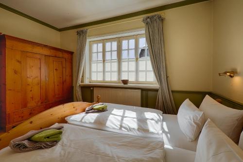 科瑟罗达默罗度假屋的一间卧室设有一张大床和一个窗户。