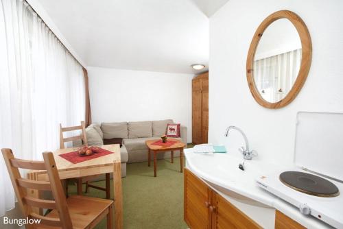 科瑟罗达默罗度假屋的一间带水槽的厨房和一间带沙发的客厅