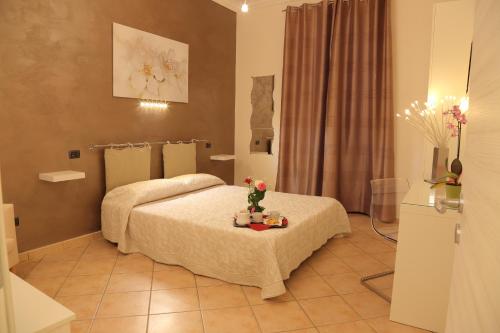阿格里真托苏拉巴耶旅馆的一间酒店客房,配有一张带鲜花的桌子