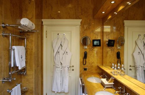 蒙扎德拉维雷梦莎 - 世界小型豪华酒店的一间带水槽和大镜子的浴室