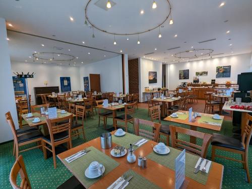 奎德林堡安格鲁 - 奎德林堡酒店的用餐室配有木桌和椅子