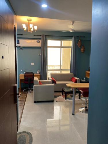 大诺伊达Aqua Inn - Studio Apartment的客厅配有沙发和桌子