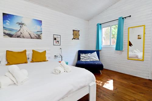 埃拉特דאוס האוס - דירות אירוח מודרניות ושקטות的一间卧室配有一张床和一把椅子