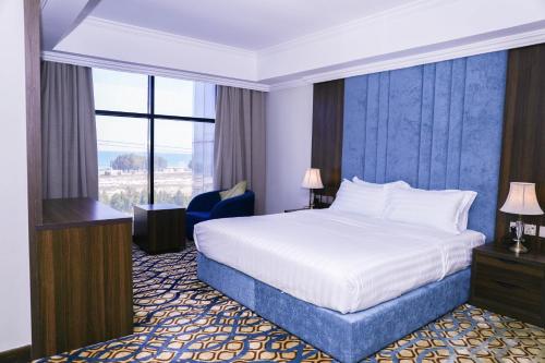 奥朱贝尔Hola Hotel的配有一张床和一张书桌的酒店客房