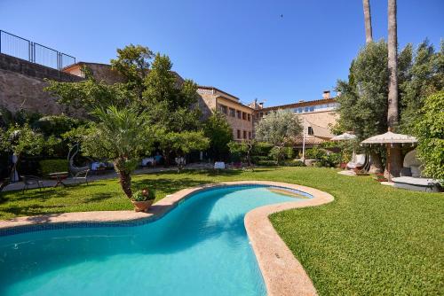 波连斯萨Son Sant Jordi Boutique House的一座游泳池,位于一座带建筑物的庭院内