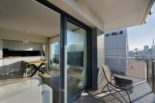 巴达洛纳Gran Apartmento Playa Badalona的大楼内的阳台配有沙发和桌子