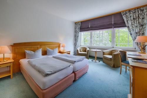 科尔斯万特牧歌沃尔加斯特斯酒店的酒店客房设有一张大床和一张书桌。