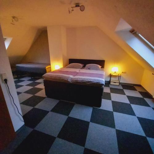 阿尔夫Zur alten Metzgerei的一间卧室配有一张床,铺有一个 ⁇ 板地板