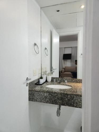 圣保罗Hotel Slavieiro Moema Suite Prime Familia的一间带水槽和镜子的浴室