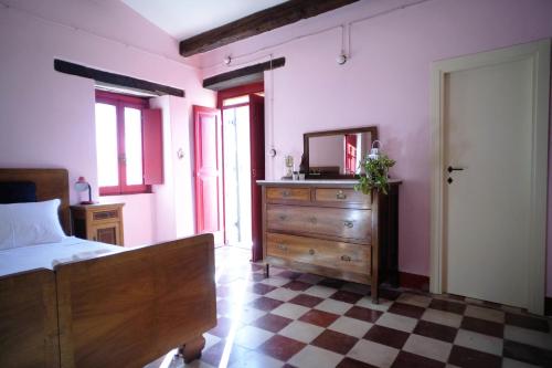 罗卡圣焦万尼Il Casale del Duca - YourPlace Abruzzo的一间卧室配有一张床、梳妆台和镜子