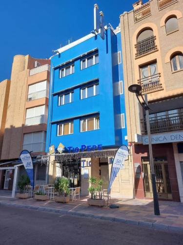 佩尼斯科拉瑞虎佩佩酒店的街道边的蓝色建筑