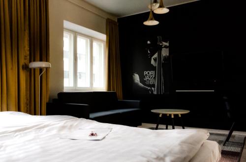 波里原始索克斯瓦库纳珀里酒店的一间卧室配有一张床、一张沙发和一张桌子