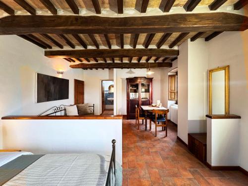 卡普雷塞·米开朗基罗比奥伊尔维尼欧农庄酒店的一间卧室设有一张床和一间用餐室