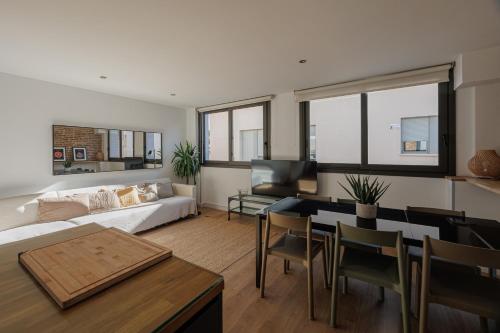 蒙特加特Atico duplex Playa Area barcelona con SPA exterior的客厅配有沙发和桌子