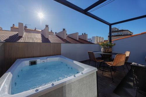 蒙特加特Atico duplex Playa Area barcelona con SPA exterior的建筑物屋顶上的热水浴池