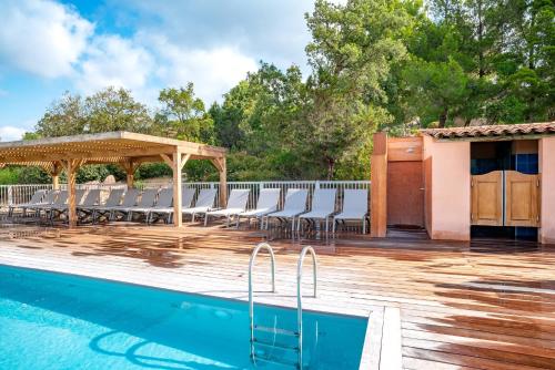 维琪奥港圣朱利亚乡村度假屋酒店的一个带椅子的甲板和一个游泳池