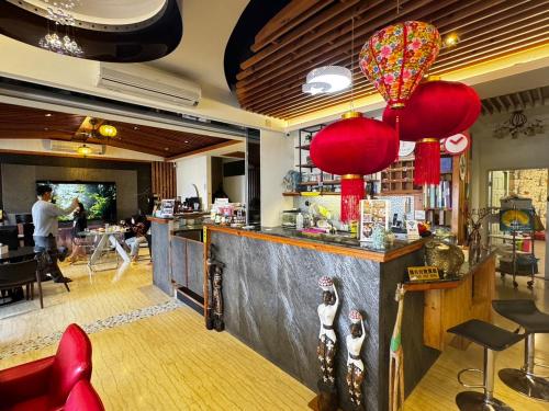 吉安圆芝泽民宿的餐厅设有红色灯笼酒吧