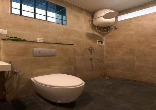 桑提科帕Avocado Cottages的浴室配有白色卫生间和淋浴。