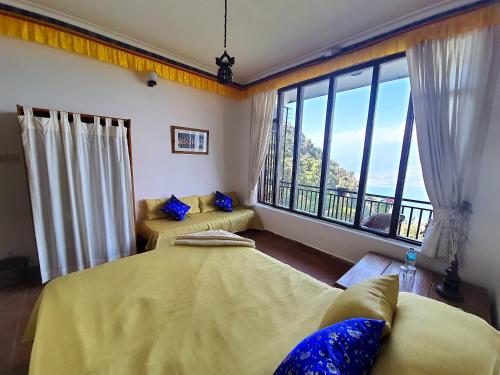 博卡拉和平龙旅馆的一间卧室设有两张床和大窗户