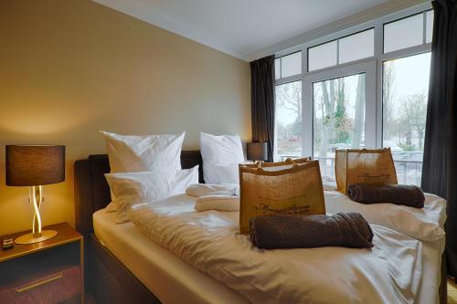 黑灵斯多夫Schloßappartements Heringsdorf的一间卧室配有两张带白色枕头的床和窗户。