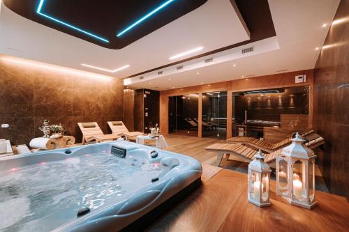 卡萨诺德莱穆尔杰VILLA GENTILE RESORT E SPA的按摩浴缸位于客房中间