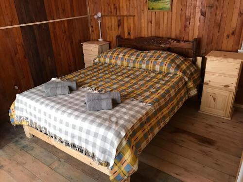 蒂格雷Isla Curubica的一间卧室配有一张床,上面有两条毛巾