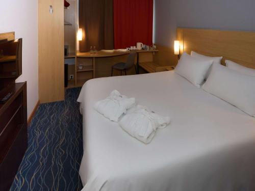 雅罗斯拉夫尔雅罗斯拉夫尔中心宜必思酒店的酒店客房,配有带毛巾的床