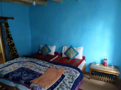 ChimreMartsemik Camping Spangmik的蓝色的房间,设有床和蓝色的墙壁