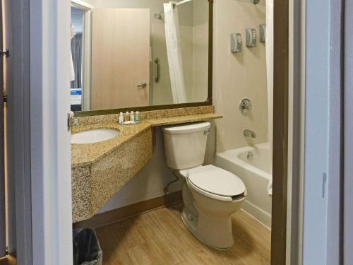 伯灵顿科尔切斯特伯灵顿品质酒店的一间带卫生间、水槽和镜子的浴室
