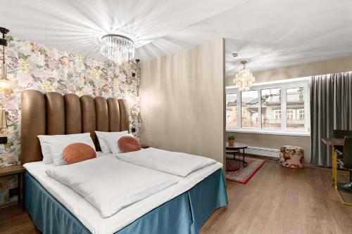 卑尔根Ole Bull, Best Western Signature Collection的一间卧室配有一张大床和大床头板
