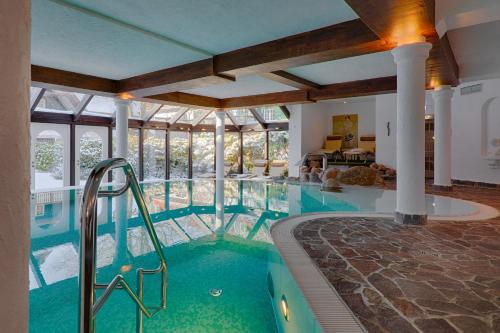 科瑟罗丹梅沃佛斯豪斯酒店的一个带游泳池的大型游泳池