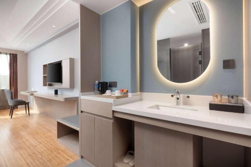 昆明昆明空港经济区戴斯精选温德姆酒店的一间带水槽和镜子的浴室