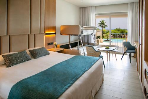阿依纳帕海星海滩酒店的酒店客房设有一张床和一个阳台。