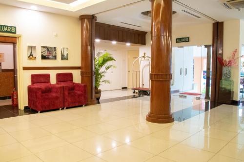 吉隆坡bintang hotel的大堂设有红色椅子和柱子
