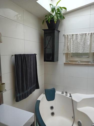 卢布尔雅那ROSE Room of 40m2 with terrace 25m2的浴室配有白色浴缸和水槽