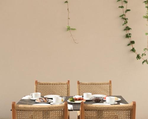 赫索尼索斯Sergios Hotel的一张桌子,两把椅子,一张桌子,上面有食物