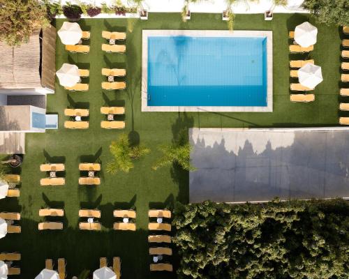 赫索尼索斯Sergios Hotel的享有带长椅和游泳池的庭院的上方景色。