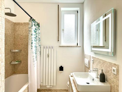 格尔斯托芬E&K living - city central - design apartment - kitchen - free parking的一间带水槽、浴缸和卫生间的浴室