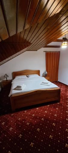 帕罗里斯Casa BonDia的一张大床,位于一间铺有红地毯的房间里