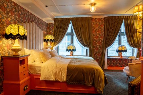 卑尔根Charmante - Skostredet Hôtel的一间卧室设有一张大床和窗户。