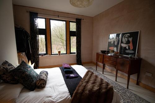 海伯敦桥Crow Nest House的一间卧室设有一张大床和一个窗户。