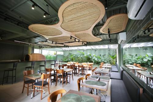圣保罗Transamerica Executive Nova Paulista的一间设有桌椅的餐厅,种植了植物