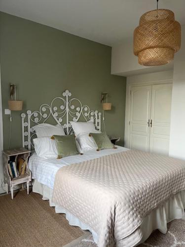 布朗托姆Villa Medicis的一间卧室配有一张带白色床罩的大床