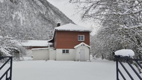 欧波讷L' Aubisque的围栏前的雪覆盖的房子