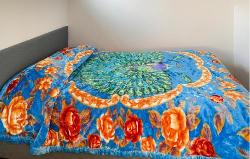 玛丽费莱德Amazing Home In Mariefred With Kitchen的一张带章鱼图案的蓝色棉被的床